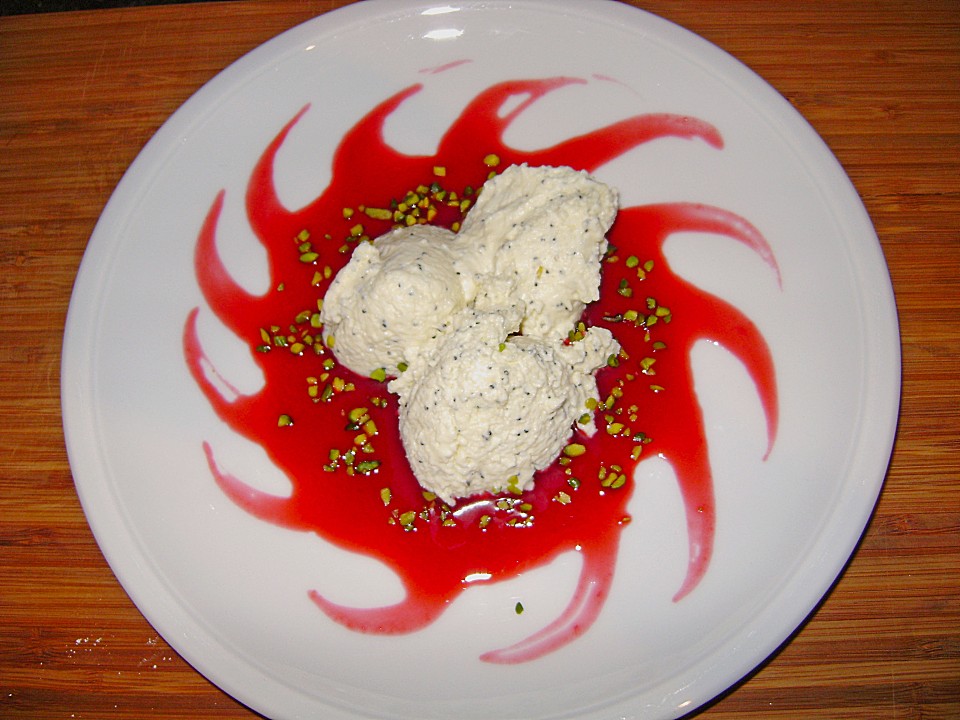 Marzipan-Mohn-Mousse mit Himbeersauce von chefkoch | Chefkoch.de