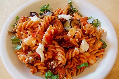 Fusilli mit Auberginen und Mozzarella