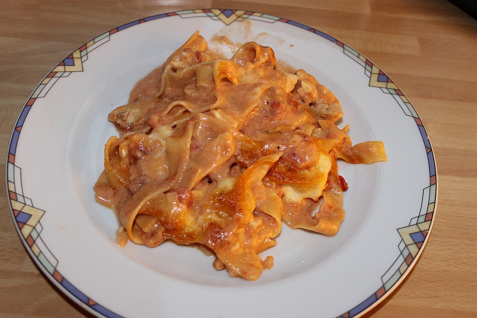 Bandnudelauflauf mit Putenfiletscheiben in Tomaten - Gorgonzola - Sauce ...