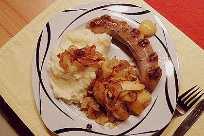 Bratwurst mit Apfel- und Zwiebelgemüse 4