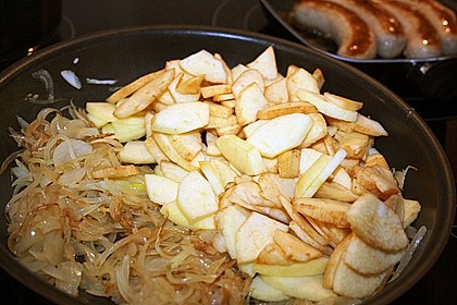 Bratwurst mit Apfel- und Zwiebelgemüse 15