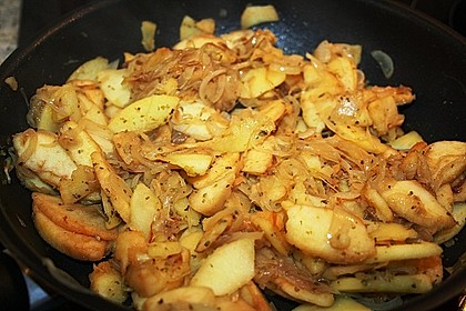 Bratwurst mit Apfel- und Zwiebelgemüse 7