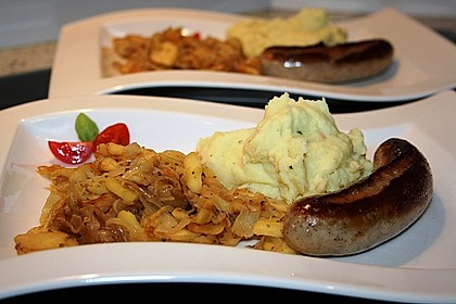 Bratwurst mit Apfel- und Zwiebelgemüse