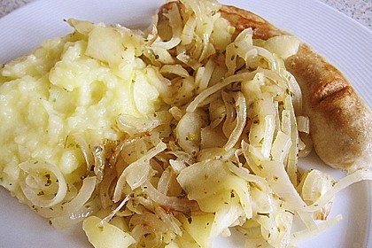 Bratwurst mit Apfel- und Zwiebelgemüse 8