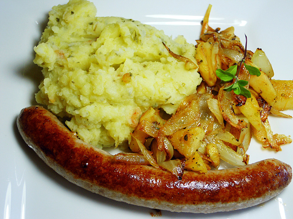 Bratwurst mit Apfel- und Zwiebelgemüse von Jona13 | Chefkoch.de