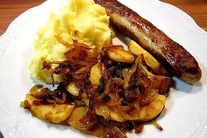 Bratwurst mit Apfel- und Zwiebelgemüse 3