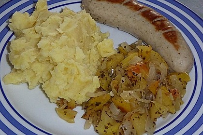 Bratwurst mit Apfel- und Zwiebelgemüse 12