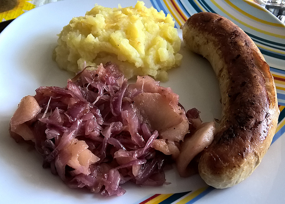 Bratwurst mit Apfel- und Zwiebelgemüse von Jona13 | Chefkoch.de