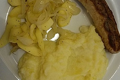 Bratwurst mit Apfel- und Zwiebelgemüse 19
