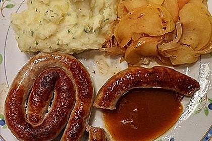 Bratwurst mit Apfel- und Zwiebelgemüse 16