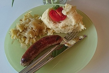 Bratwurst mit Apfel- und Zwiebelgemüse 18