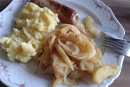 Bratwurst mit Apfel- und Zwiebelgemüse 20