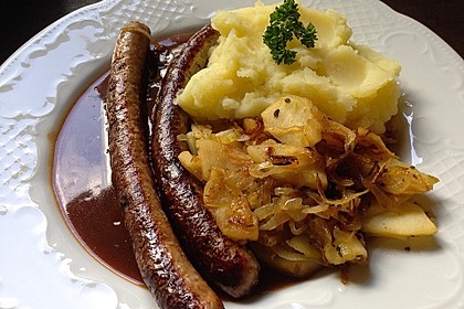 Bratwurst mit Apfel- und Zwiebelgemüse 5
