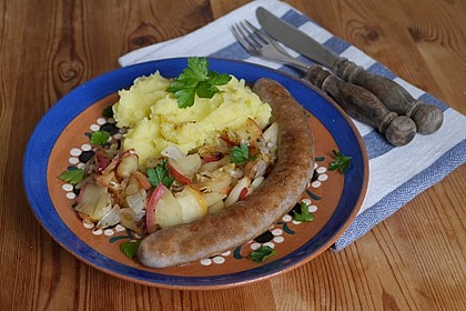 Bratwurst mit Apfel- und Zwiebelgemüse 1