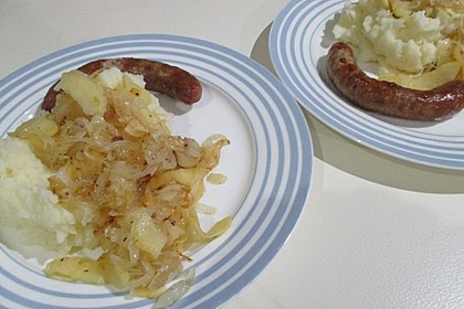 Bratwurst mit Apfel- und Zwiebelgemüse 13
