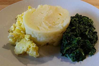 Kartoffeln, Spinat, Käse und Ei