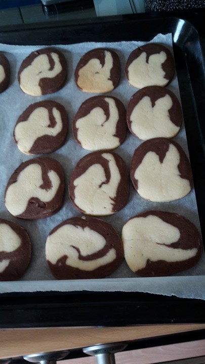 Schwarz - Weiß - Plätzchen von sweet-angie | Chefkoch.de Schwarz - Weiß - Plätzchen von sweet-angie | Chefkoch.de