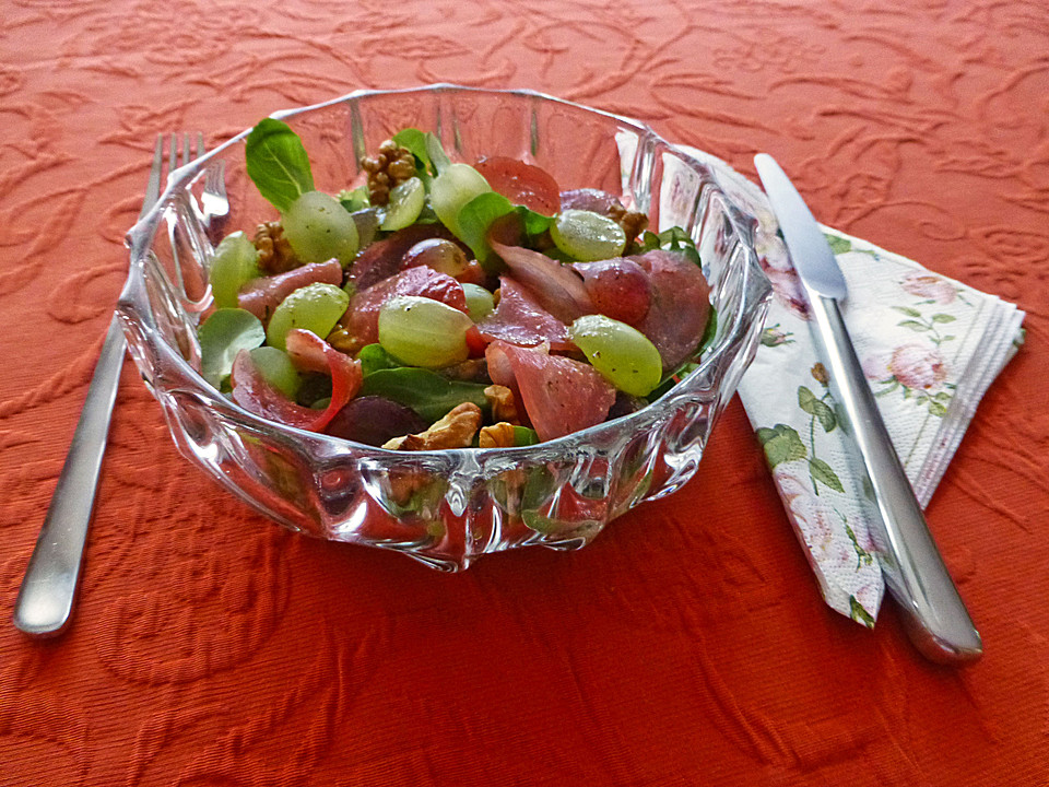 Gourmet Feldsalat mit Trauben, Schinken und Nüssen von courmet ...