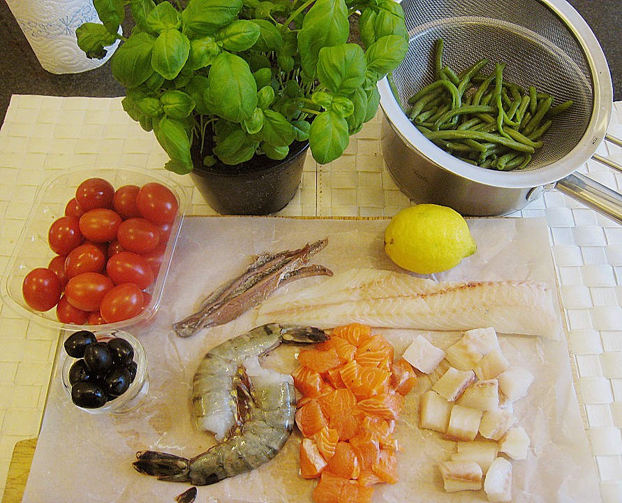 Mediterraner Fischtopf mit Bohnen, Oliven und Tomaten von schrat ...