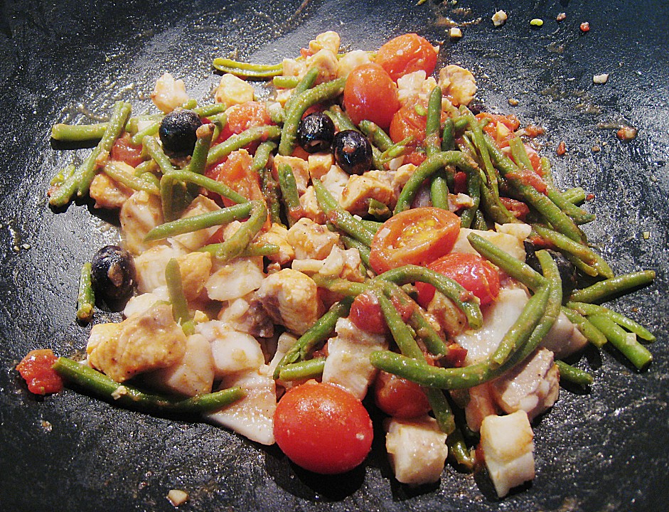 Mediterraner Fischtopf mit Bohnen, Oliven und Tomaten von schrat ...