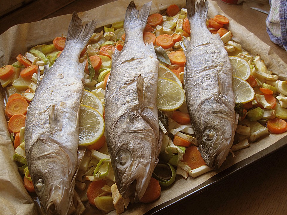 Ganzer Fisch auf Kartoffeln und Gemüse von Anita_11 Chefkoch.de