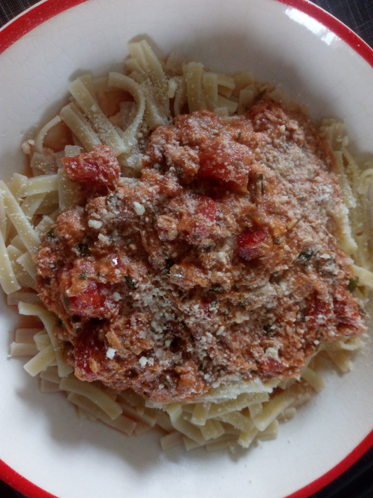 Nudeln in leichter, sämiger Thunfisch-Tomaten-Käse Sauce von siaba ...