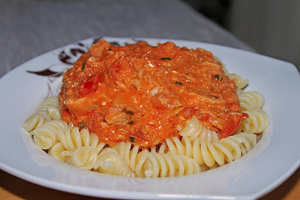 Nudeln in leichter, sämiger Thunfisch-Tomaten-Käse Sauce von siaba ...