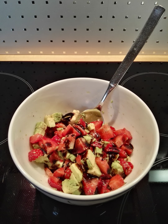 Avocado - Erdbeer - Salat mit Ingwer Dressing von chefkoch | Chefkoch.de