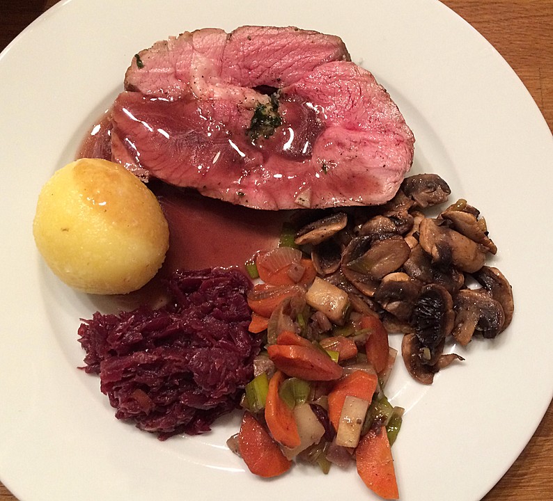 Lammkeule in Olivenjus mit Herzoginkartoffeln und karamellisiertem ...