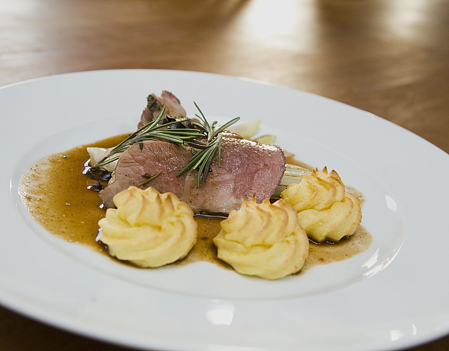 Lammkeule in Olivenjus mit Herzoginkartoffeln und karamellisiertem ...