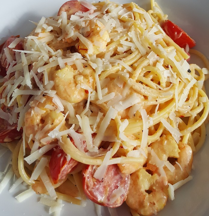 Spaghetti in einer Safran - Knoblauch - Soße mit frischem Fischfilet ...