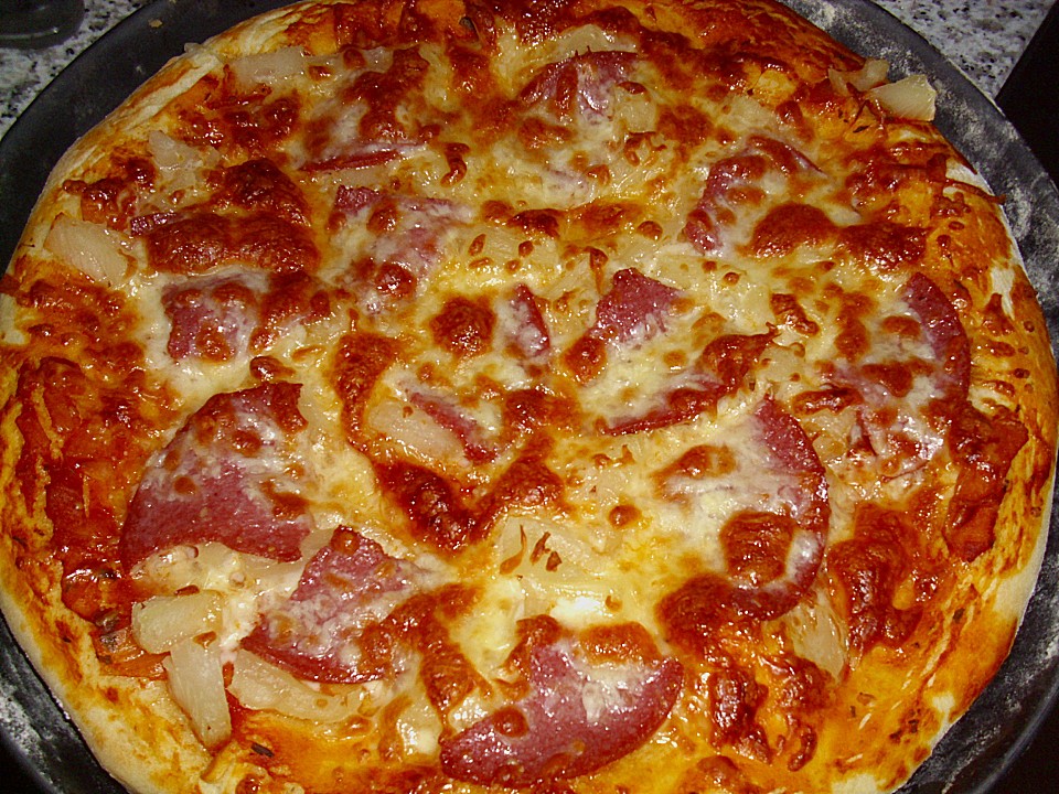 Pizza mit Tomatensoße und Salami von sue_ellen | Chefkoch.de