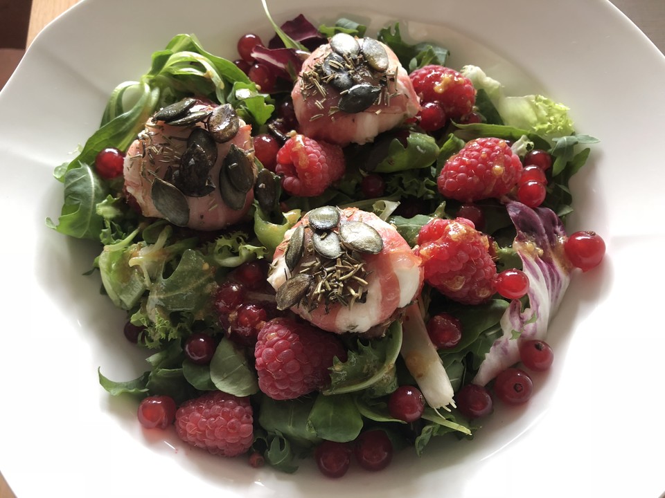 Salat mit warmem Ziegenkäse und Himbeeren von missoliver | Chefkoch.de