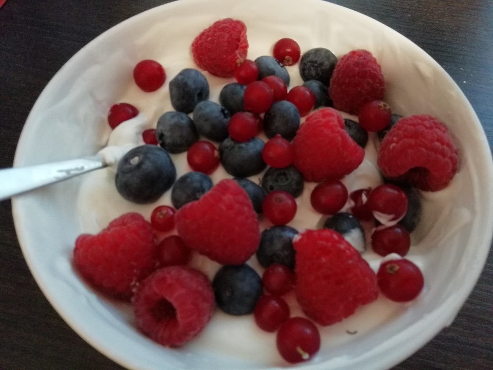 Beerenquark mit Brotsticks