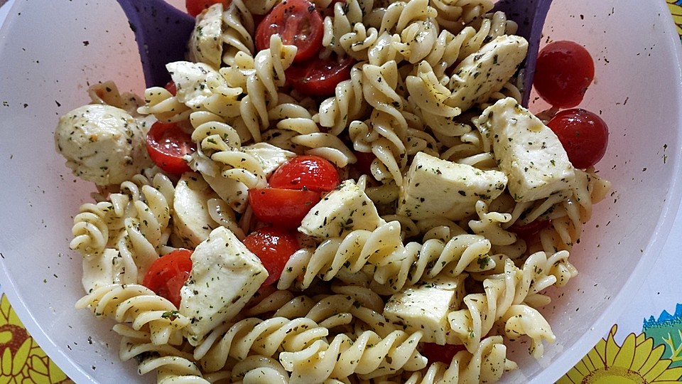 Schneller Party - Nudelsalat mit Tomate und Mozzarella von ...