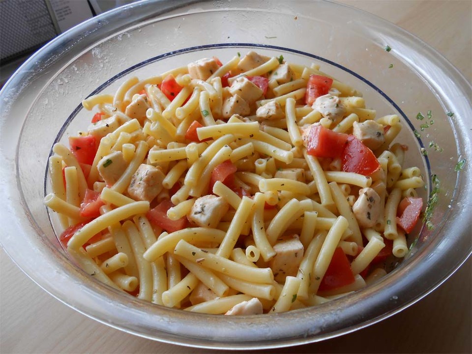 Schneller Party - Nudelsalat mit Tomate und Mozzarella von ...