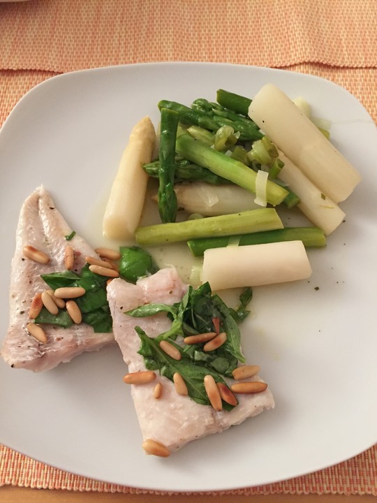 Limandesfilets mit Basilikum und grünem und weißem Spargel von carrara ...