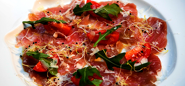 Thunfisch - Carpaccio mit Limone, Olivenöl und gehobeltem Parmesan von ...