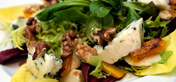 Bildergebnis für Herbstlicher Salat mit gebratenem Kürbis, karamellisierter Birne, Blauschimmelkäse und Walnüssen