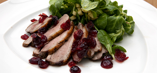 Warm geräucherte Entenbrust auf Feldsalat mit Apfeldressing von ...